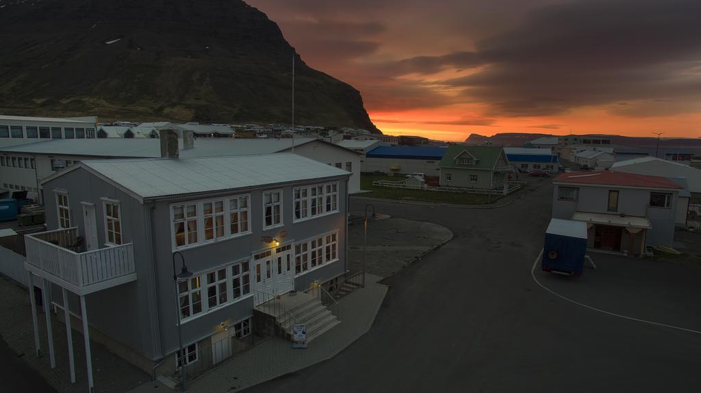 Einarshusid Guesthouse Bolungarvik ภายนอก รูปภาพ